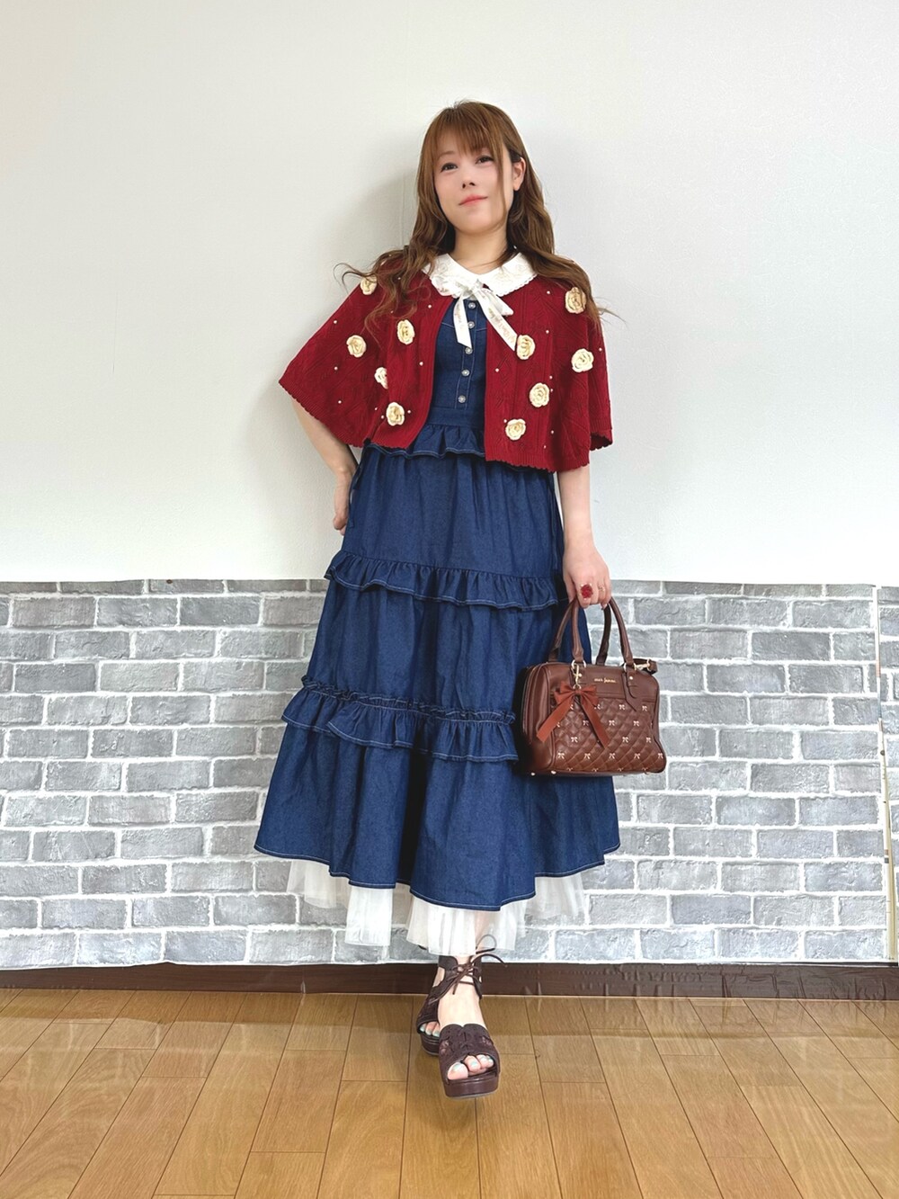 「フェミニン、ガーリー、デニム、お出かけコーデ、リボン、axes femme、大人ガーリー」｜「axes femmeのマイメロディ／ニットケープ（カーディガン/ボレロ、レッド系）」を使った、まりさん（レディース・157cm）の春コーディネートの2枚目の写真