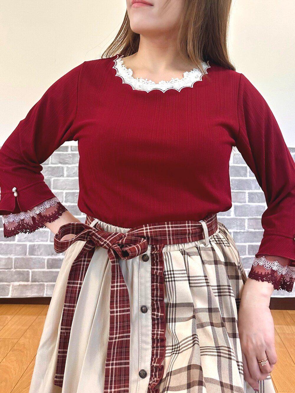 ホワイト系のタンクトップ、レッド系のTシャツ/カットソー、ブラウン系のボストンバッグを着用したレディースの秋コーディネートの5枚目の写真