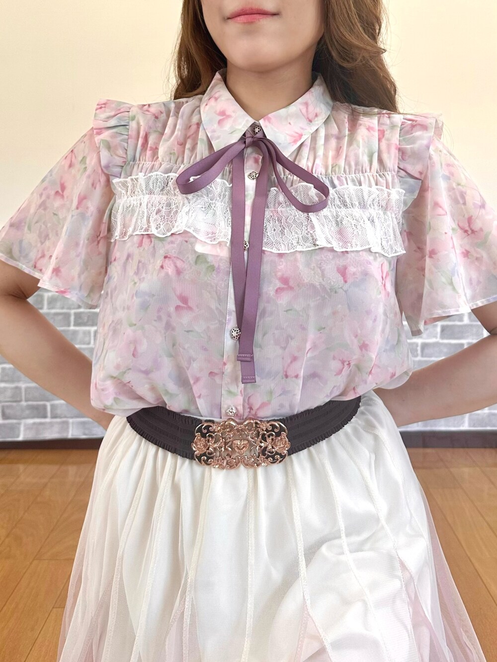 「フェミニン、花柄、花柄ブラウス、ピンク、ピンクコーデ、シフォンブラウス、チュールスカート、淡色コーデ、お出かけコーデ、デートコーデ、axes femme、キレイめコーデ、かごバッグ」｜「axes femmeの花柄フリルシアーブラウス（シャツ/ブラウス、ピンク系）」を使った、まりさん（レディース・157cm）の春コーディネートの6枚目の写真