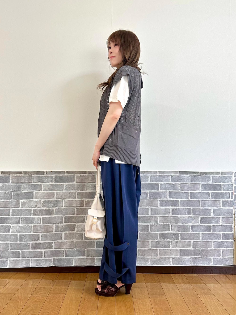 「カジュアル、カジュアルコーデ、パンツ、パンツスタイル、ニットベスト、体型カバー、Tシャツ、ママファッション、ママコーデ、axes femme」｜「axes femmeのニットベスト×Ｔシャツセット（ニット/セーター、グレー系）」を使った、まりさん（レディース・157cm）の夏コーディネートの3枚目の写真