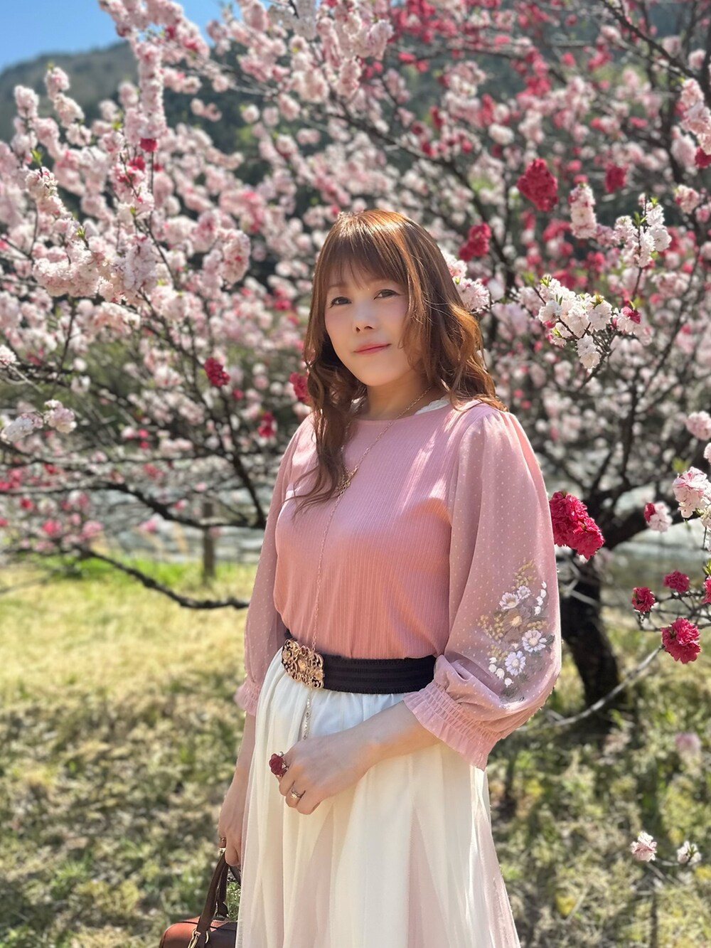 「フェミニン、ピンクコーデ、ピンク、お出かけコーデ、春夏コーデ、axes femme、オトナカワイイ、春、フェミニンコーデ」|「axes femmeのチュール×フラワー刺繍プルオーバー(Tシャツ/カットソー、ピンク系)」を使った、まりさん(レディース・157cm)の春コーディネートの3枚目の写真