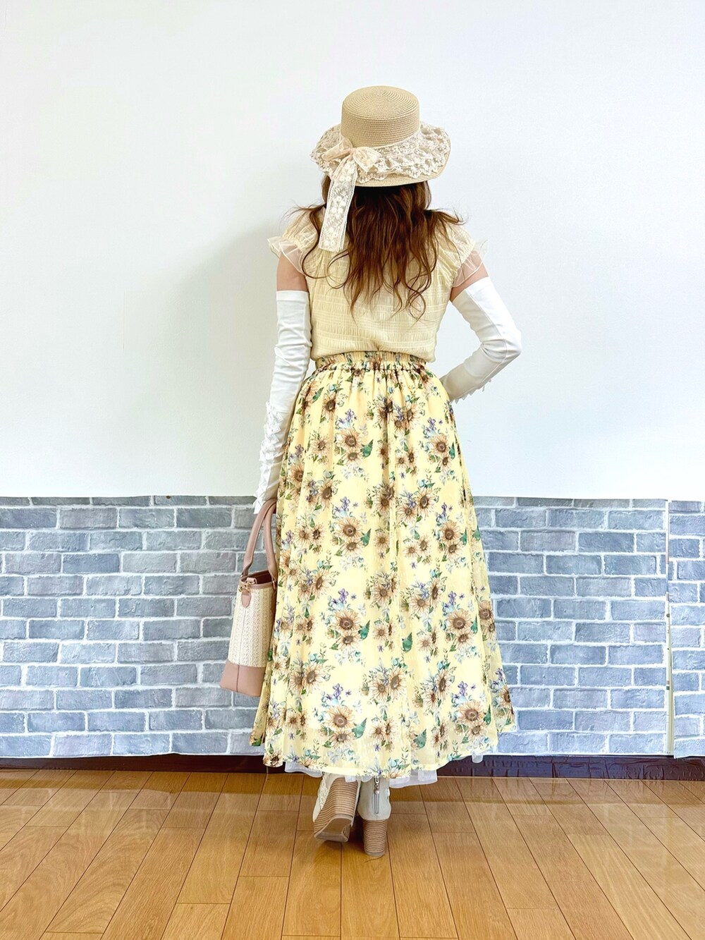 「イエロー、夏コーデ、キレイめ、フェミニン、デートコーデ、淡色コーデ、ロングスカート、厚底サンダル、axes femme、axes femme POETIQUE、大人ガーリー」｜「axes femmeのレースリボンフリルカンカン帽（ハット、ホワイト系）」を使った、まりさん（レディース・157cm）の夏コーディネートの4枚目の写真