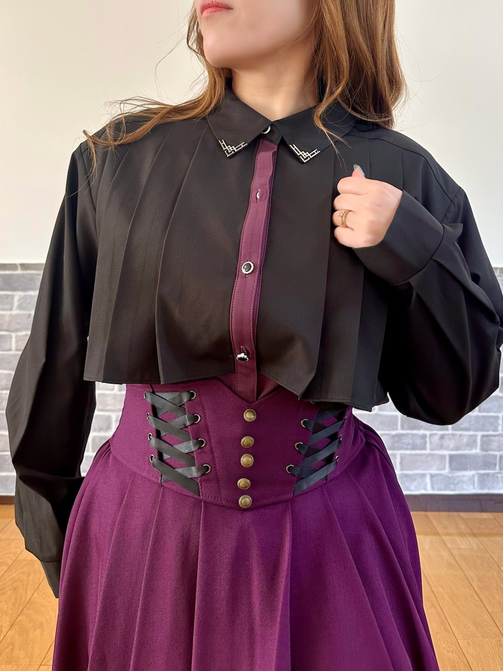 ブラック系のシャツ/ブラウス、ブラック系のカーディガン/ボレロ、パープル系のスカートを着用したレディースの秋コーディネートの6枚目の写真