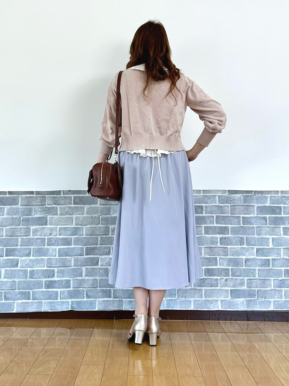 「フェミニン、ノースリーブ、カーディガン、淡色コーデ、スカート、春夏コーデ、お出かけコーデ、axes femme」｜「axes femmeのカップ付きストラップタンク（タンクトップ、ホワイト系）」を使った、まりさん（レディース・157cm）の春コーディネートの4枚目の写真