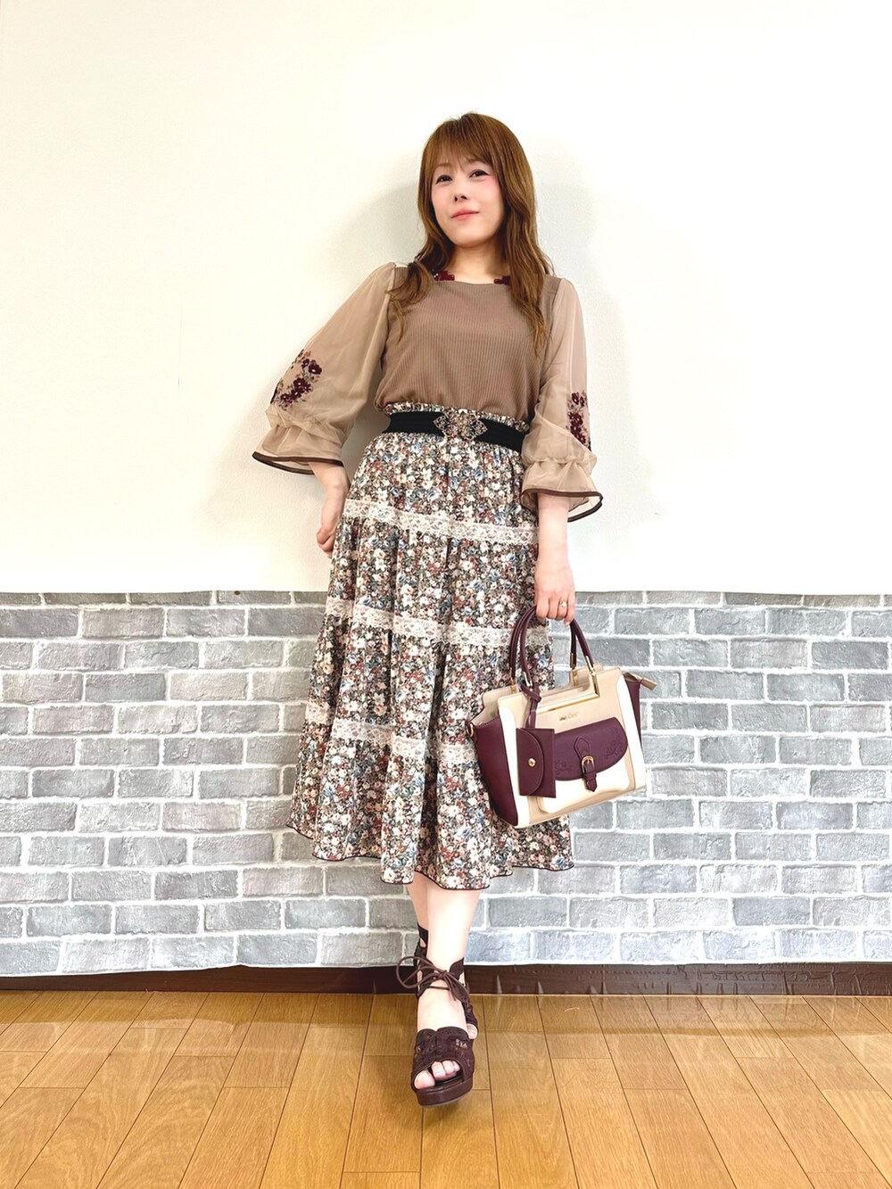 ブラウン系のTシャツ/カットソー、レッド系のタンクトップ、ブラウン系のスカートを着用したレディースの夏コーディネートの2枚目の写真