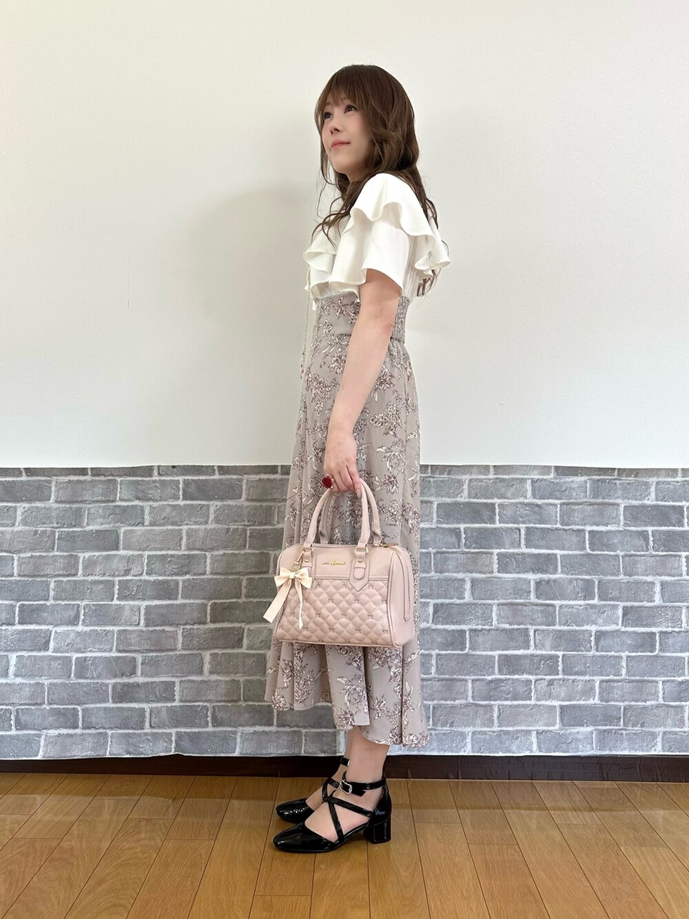 「デニムジャケット、ワンピース、キレイめ、スタイルアップ、axes femme、春服、大人女子、春カラー、お出かけコーデ、フリル」｜「axes femmeのレース×フリルデニムジャケット（デニムジャケット、ブルー系）」を使った、まりさん（レディース・157cm）の春コーディネートの4枚目の写真