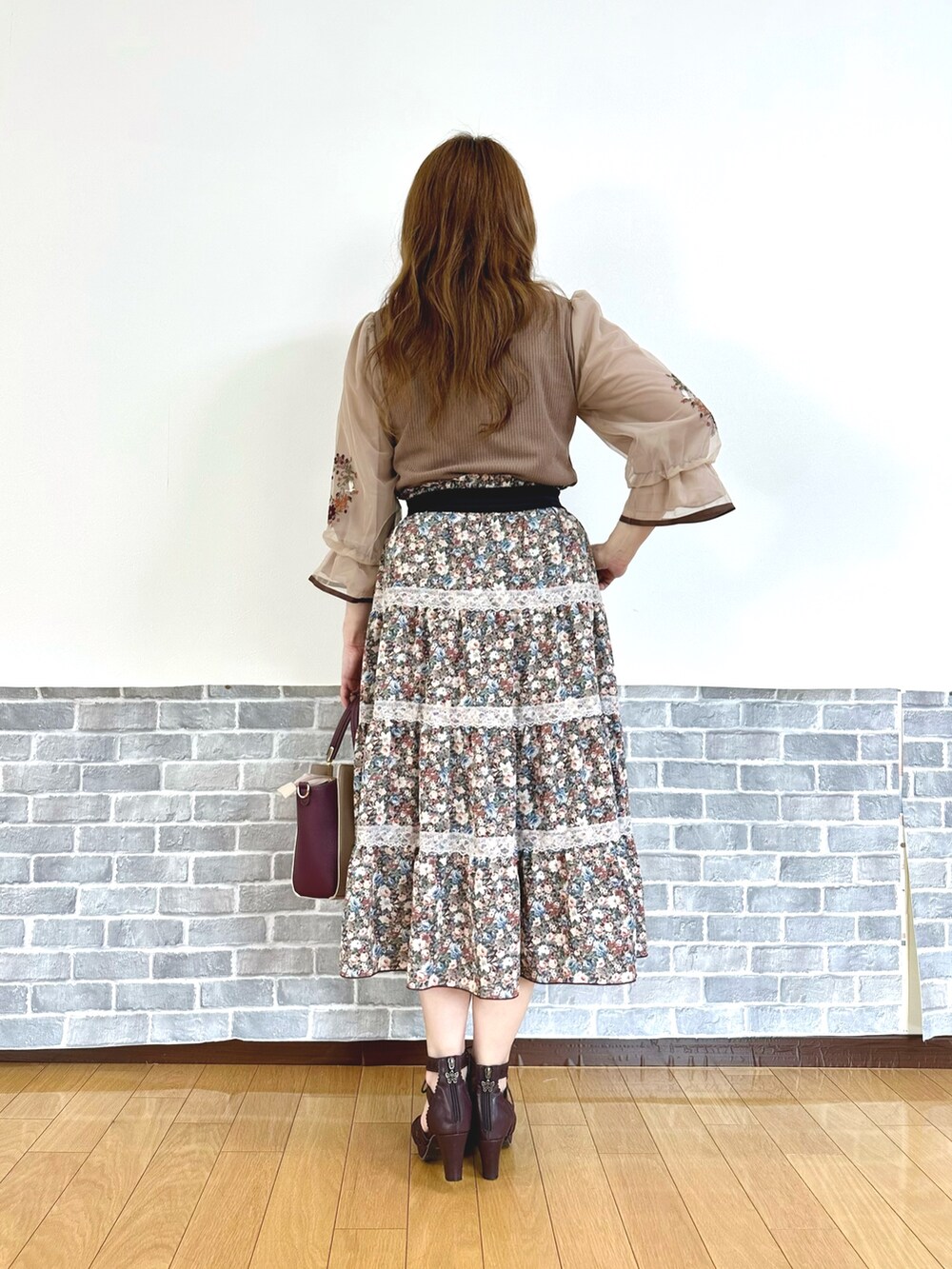 ブラウン系のTシャツ/カットソー、レッド系のタンクトップ、ブラウン系のスカートを着用したレディースの夏コーディネートの4枚目の写真