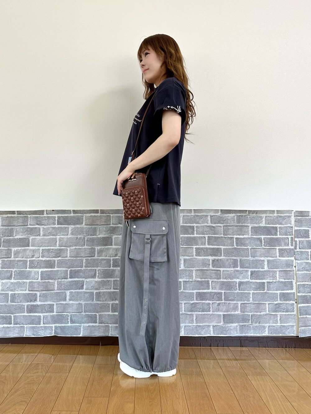 「パンツ、パンツスタイル、パンツコーデ、カーゴパンツ、カジュアル、カジュアルコーデ、ママコーデ、ママファッション、Tシャツ、スニーカー、axes femme、axes femme POETIQUE、楽チンコーデ、ゆるコーデ」｜「axes femmeの総レースキャスケット（キャスケット、ホワイト系）」を使った、まりさん（レディース・157cm）の春コーディネートの3枚目の写真