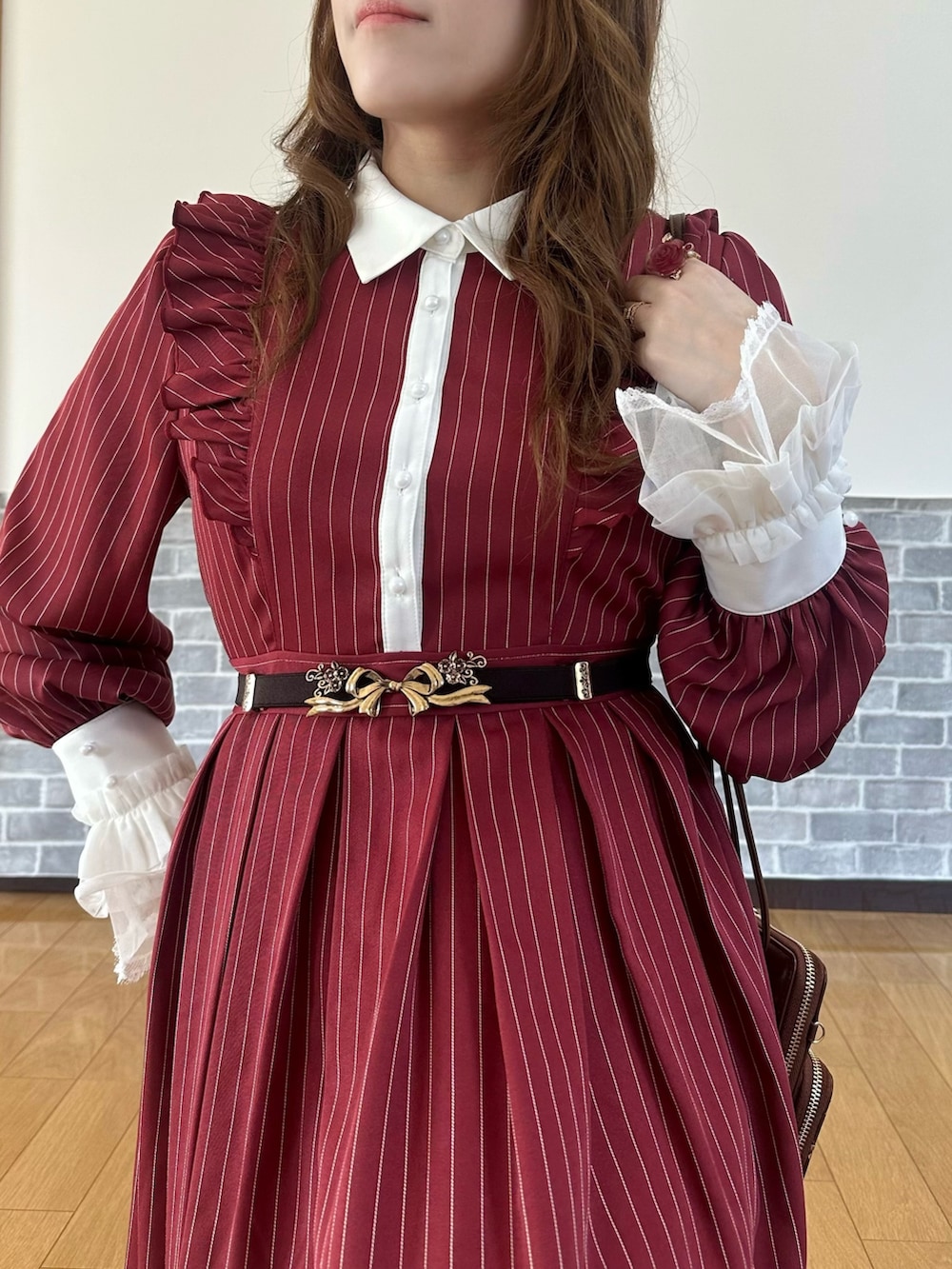 「リボン、ワンピース、デートコーデ、お出かけコーデ、ショルダーバッグ、axes femme、axes femme POETIQUE、大人かわいい、春服みてみて、カラーコーデ、推し活コーデ、ガーリーコーデ」｜「axes femmeのスカラップ刺繍バイカラーワンピース（ワンピース、レッド系）」を使った、まりさん（レディース・157cm）の春コーディネートの6枚目の写真