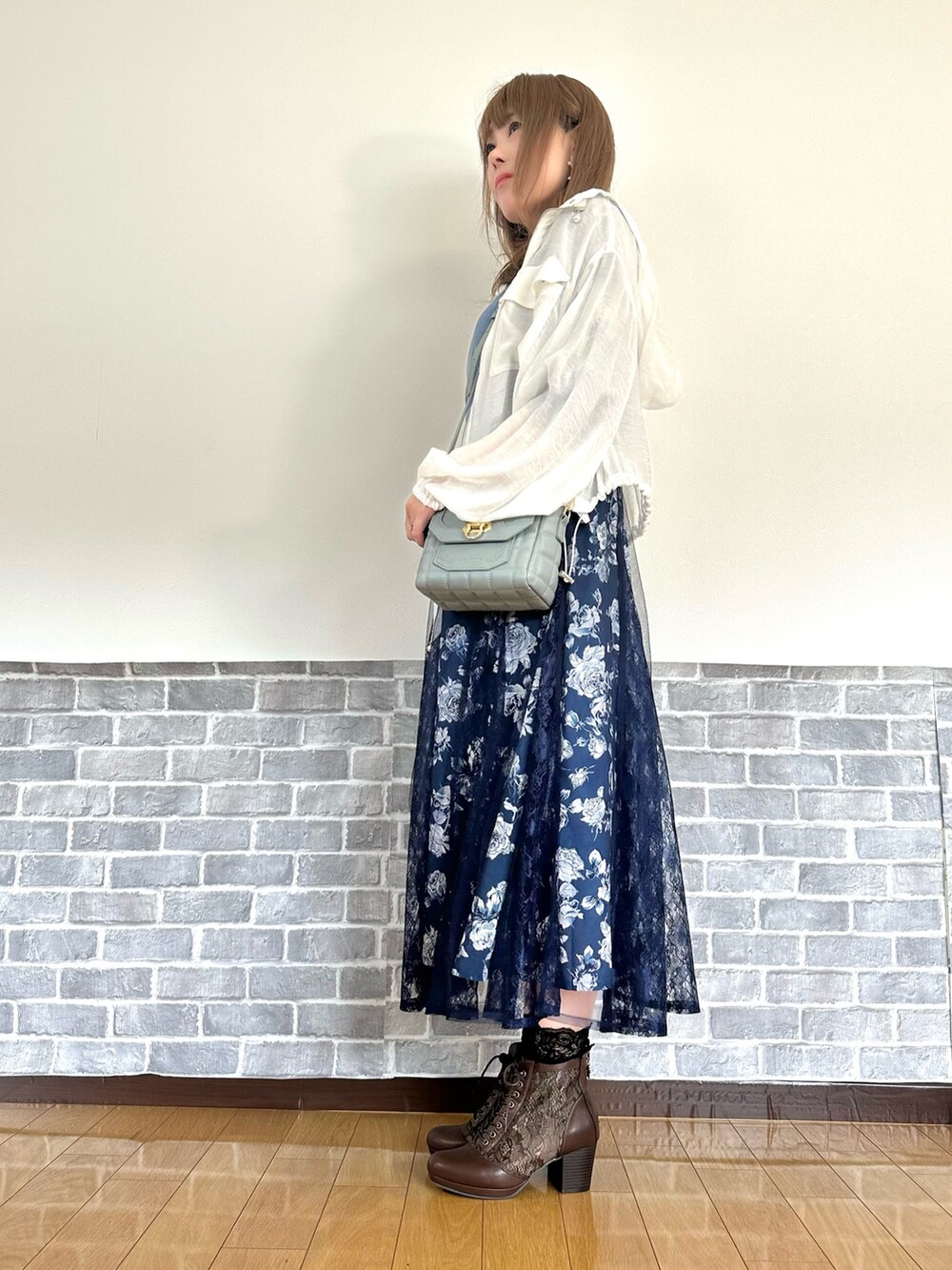 「スカート、ブルーコーデ、ブルー、デートコーデ、お出かけコーデ、ショルダーバッグ、プチプラ、axes femme、フェミニン」｜「axes femmeのフラワーブーケ刺繍プルオーバー（Tシャツ/カットソー、ブルー系）」を使った、まりさん（レディース・157cm）の春コーディネートの3枚目の写真