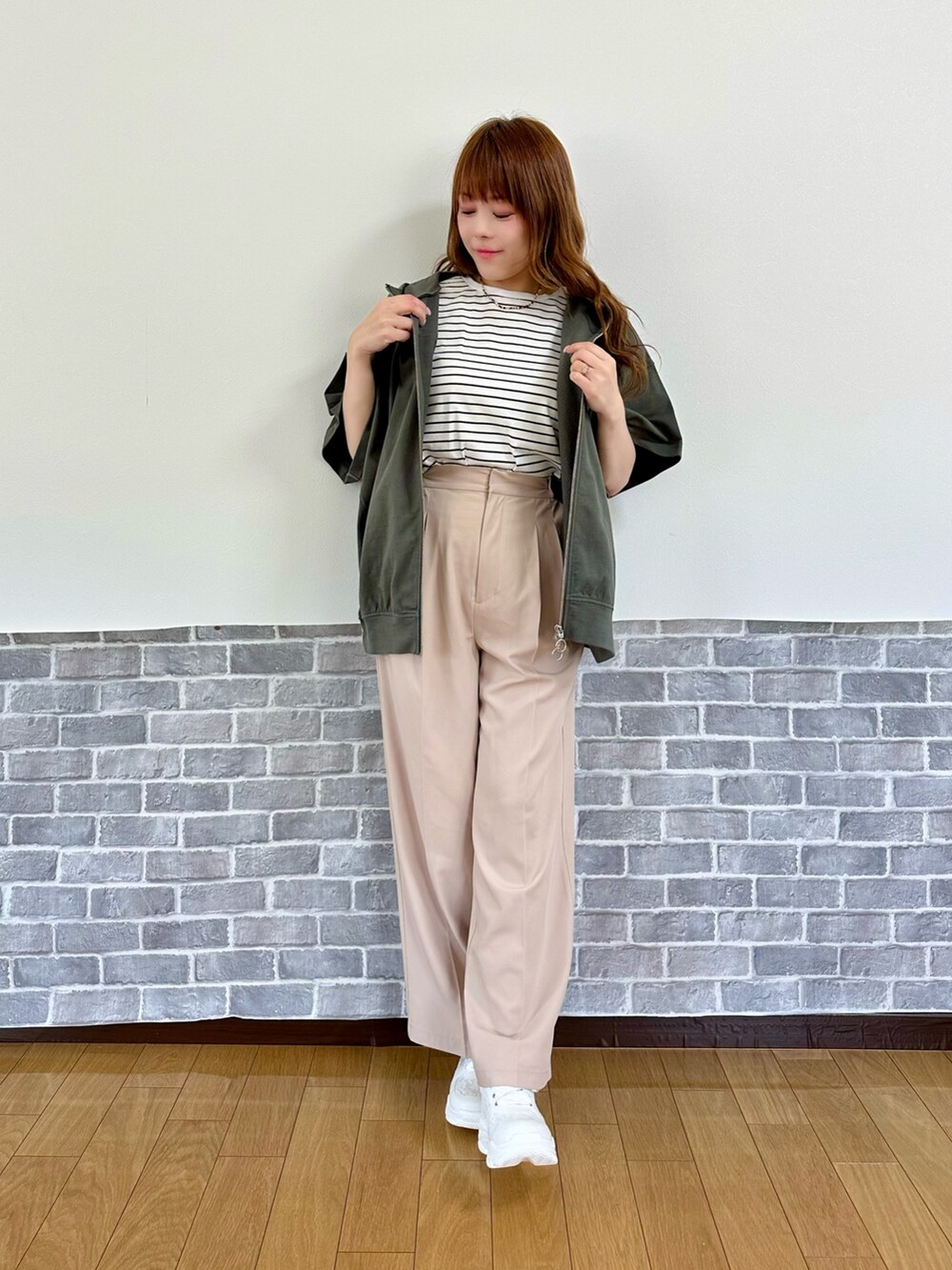 「大人カジュアル、ショルダーバッグ、アウトドアスタイル、春夏コーデ、キャップ、シンプルコーデ、休日スタイル、スニーカー、axes femme、axes femme POETIQUE、AXES-X、ママファッション、ラクチンコーデ、Tシャツ、Tシャツコーデ」｜「axes femmeのレース×チュール袖Ｔシャツ（Tシャツ/カットソー、ブルー系）」を使った、まりさん（レディース・157cm）の春コーディネートの3枚目の写真