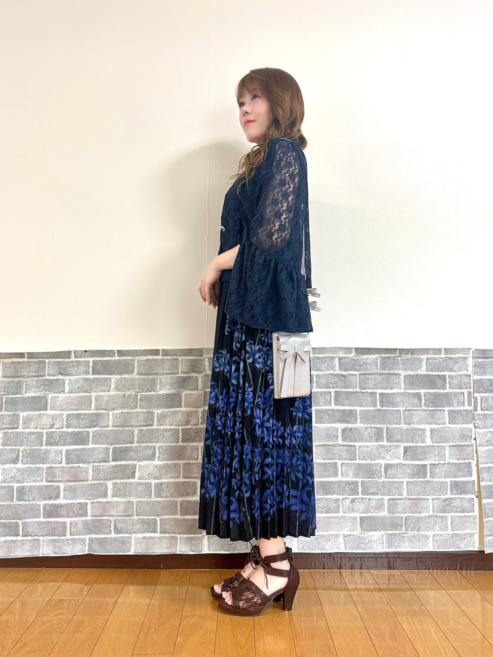 「ネイビー、ワントーンコーデ、レース、ワンピース、おでかけコーデ、クラシカル、axes femme、Fickle Bebe、夏ファッション、オトナ女子」｜「axes femmeのドロストリボン総レースボレロ（カーディガン/ボレロ、ブルー系）」を使った、まりさん（レディース・157cm）の夏コーディネートの3枚目の写真
