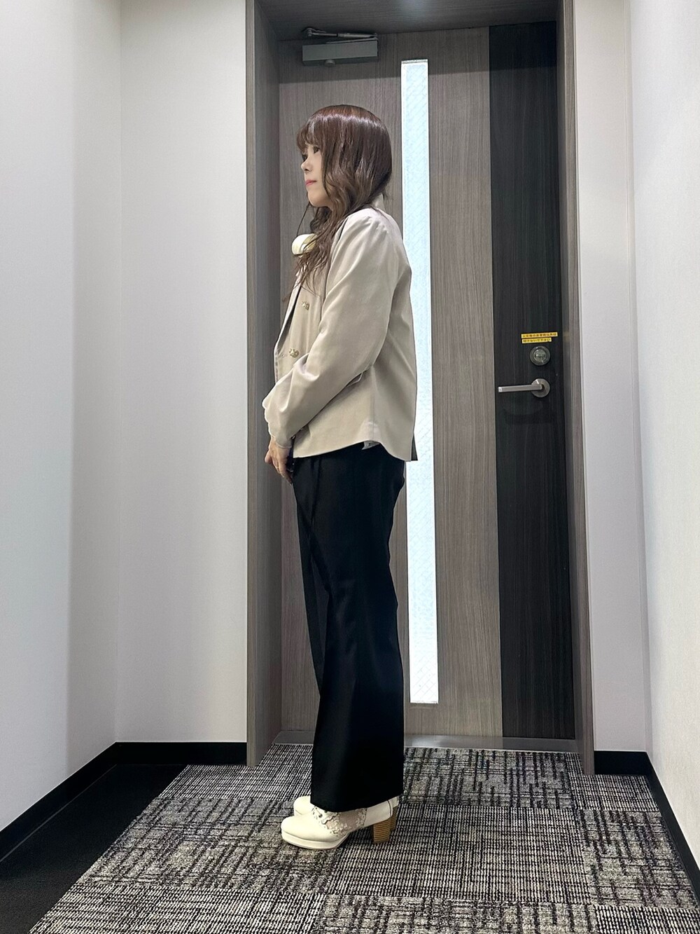 「ジャケット、春コーデ、axes femme、パンツスタイル、シンプルコーデ、ブラウスコーデ、きれいめカジュアル、ジャケットコーデ、入学式、通勤コーデ」｜「axes femmeのスカラップ刺繍ダブルジャケット（テーラードジャケット、ベージュ系）」を使った、まりさん（レディース・157cm）の春コーディネートの3枚目の写真