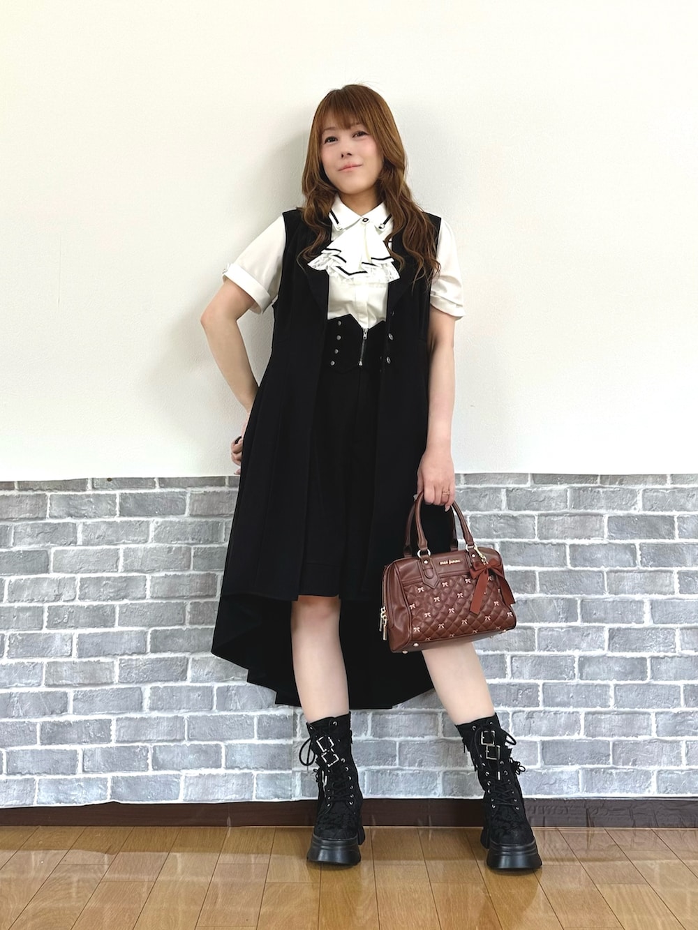 「ショートパンツ、お出かけコーデ、axes femme、axes femme POETIQUE、推し活コーデ、モノトーン、モノトーンコーデ、クラシカル、概念」|「axes femmeのフリルジャボ付配色ラインブラウス(シャツ/ブラウス、ホワイト系)」を使った、まりさん(レディース・157cm)の春コーディネートの2枚目の写真
