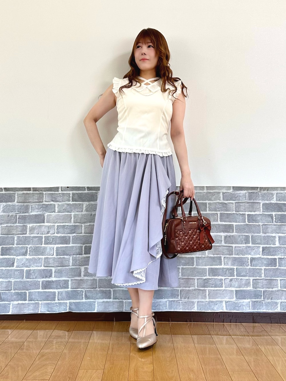 「フェミニン、ノースリーブ、カーディガン、淡色コーデ、スカート、春夏コーデ、お出かけコーデ、axes femme」｜「axes femmeのカップ付きストラップタンク（タンクトップ、ホワイト系）」を使った、まりさん（レディース・157cm）の春コーディネートの2枚目の写真
