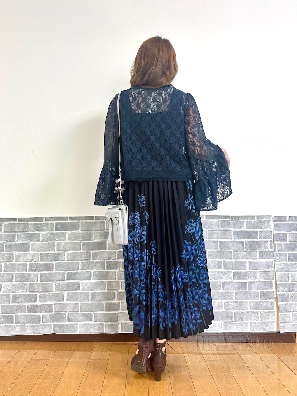 「ネイビー、ワントーンコーデ、レース、ワンピース、おでかけコーデ、クラシカル、axes femme、Fickle Bebe、夏ファッション、オトナ女子」｜「axes femmeのドロストリボン総レースボレロ（カーディガン/ボレロ、ブルー系）」を使った、まりさん（レディース・157cm）の夏コーディネートの4枚目の写真