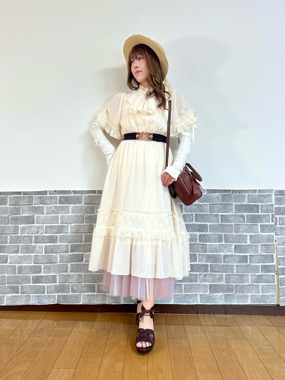 「クラシカル、ワンピース、白ワンピース、夏、夏コーデ、サンダル、ボストンバッグ、やっぱり帽子が好き、お出かけコーデ、axes femme、axes femme POETIQUE、きれいめコーデ」｜「axes femmeのレースリボンフリルカンカン帽（ハット、ホワイト系）」を使った、まりさん（レディース・157cm）の春コーディネートの6枚目の写真