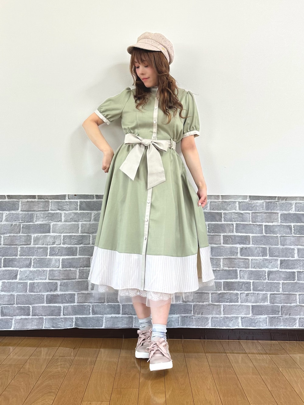 「ワンピース、ワンピース×スニーカー、グリーン、グリーンコーデ、フェミニン、フェミニン×カジュアル、スニーカー、スニーカーコーデ、やっぱり帽子が好き、axes femme、休日スタイル、リボン」｜「axes femmeの総レースキャスケット（キャスケット、ホワイト系）」を使った、まりさん（レディース・157cm）の春コーディネートの2枚目の写真
