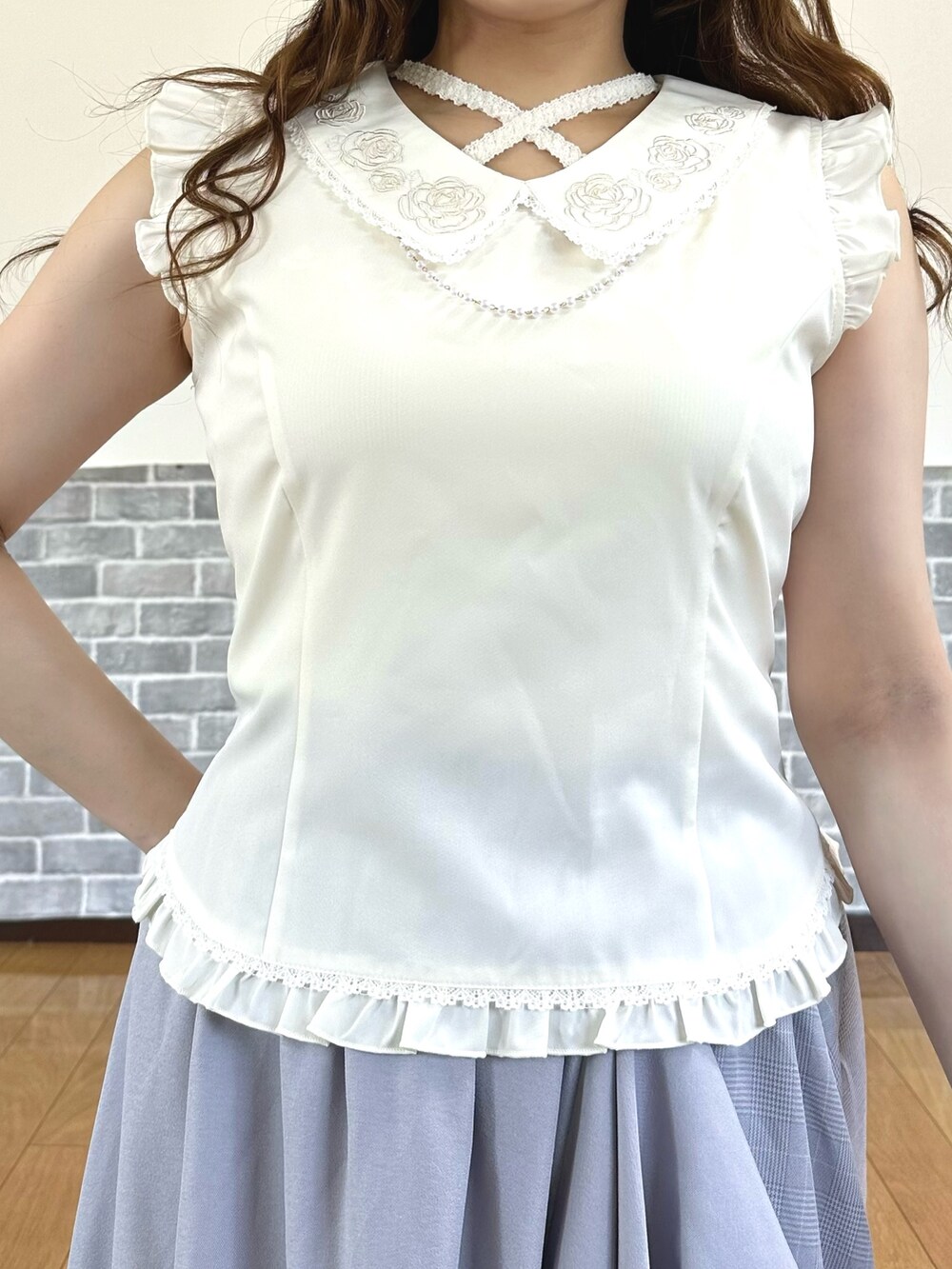 「フェミニン、ノースリーブ、カーディガン、淡色コーデ、スカート、春夏コーデ、お出かけコーデ、axes femme」｜「axes femmeのカップ付きストラップタンク（タンクトップ、ホワイト系）」を使った、まりさん（レディース・157cm）の春コーディネートの6枚目の写真