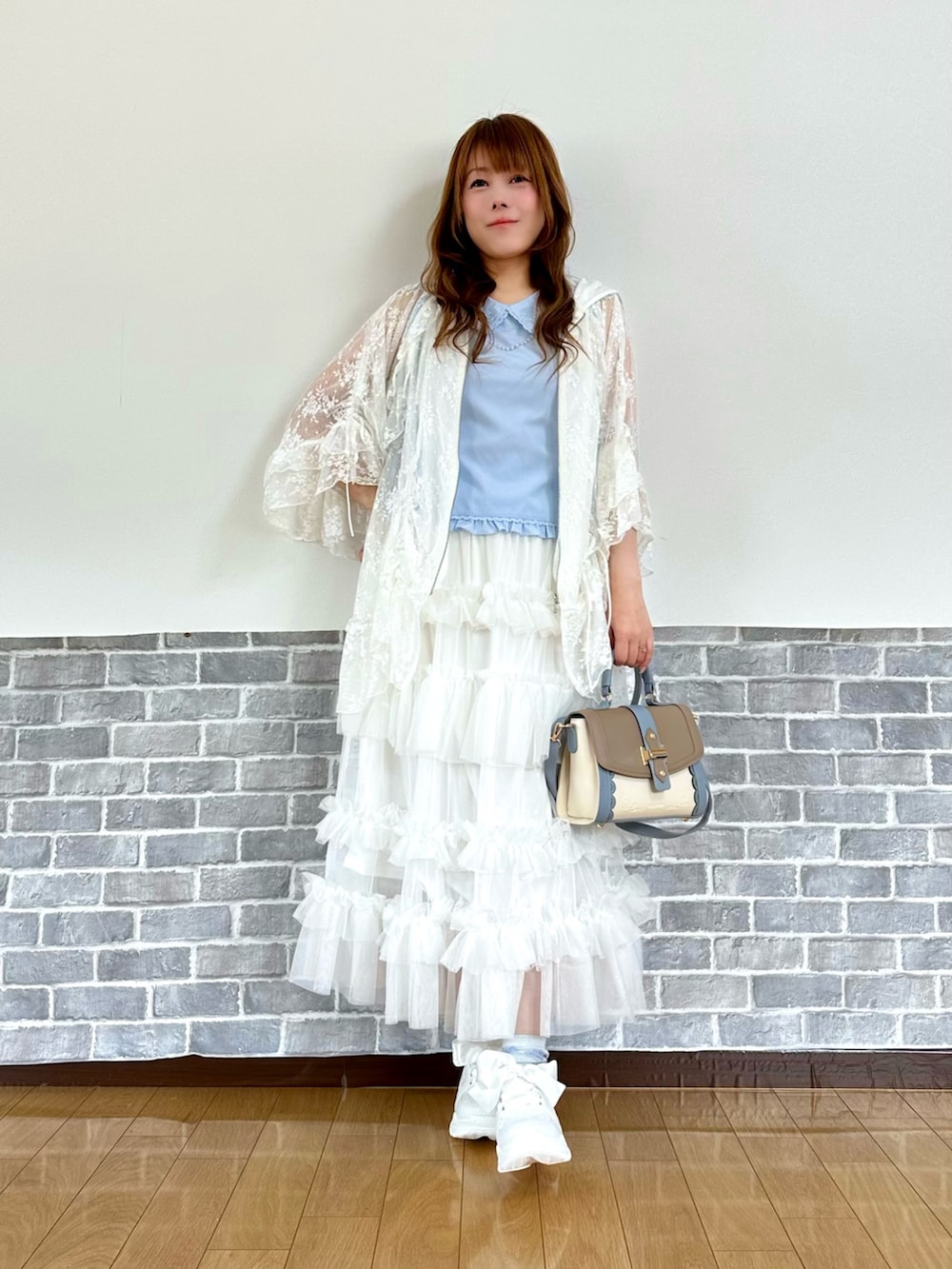 「チュールスカート、フリルスカート、ロングスカート、ロングパーカー、パーカー、レース、スニーカー、水色、axes femme、axes femme POETIQUE、カジュアルガーリー、スニーカーコーデ」｜「axes femmeのパール付薔薇刺繍ノースリブラウス（シャツ/ブラウス、ブルー系）」を使った、まりさん（レディース・157cm）の春コーディネートの5枚目の写真