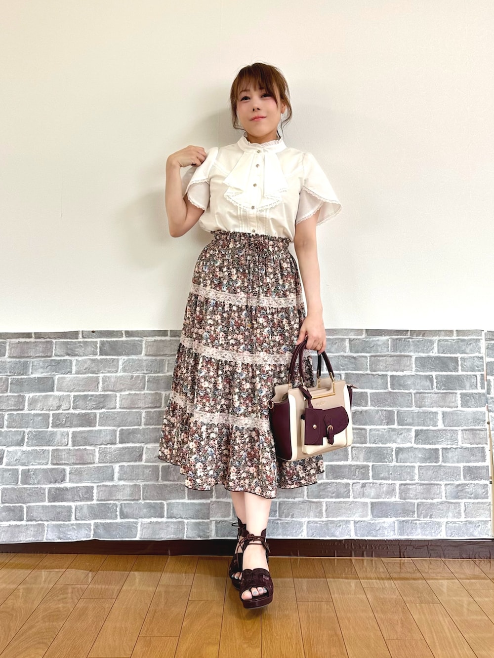 「キレイめ、フェミニン、オフィスカジュアル、花柄スカート、白ブラウス、半袖シャツ、きれいめカジュアル、サンダル、axes femme、お出かけコーデ、大人かわいい」｜「axes femmeのＵＶカットシアーニットカーディガン（カーディガン/ボレロ、グリーン系）」を使った、まりさん（レディース・157cm）の夏コーディネートの2枚目の写真
