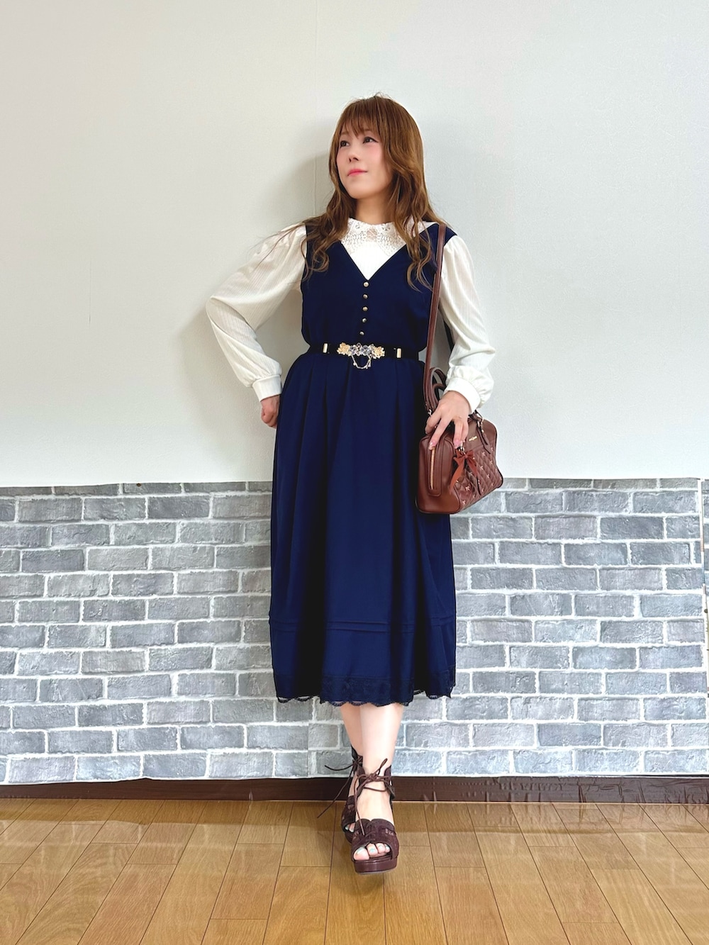 「通勤コーデ、キレイめ、ジャンパースカート、サンダル、ワンピース、axes femme、フェミニンコーデ、ボストンバッグ」｜「axes femmeのレース襟ビスチェ切替プルオーバー（Tシャツ/カットソー、ホワイト系）」を使った、まりさん（レディース・157cm）の夏コーディネートの2枚目の写真