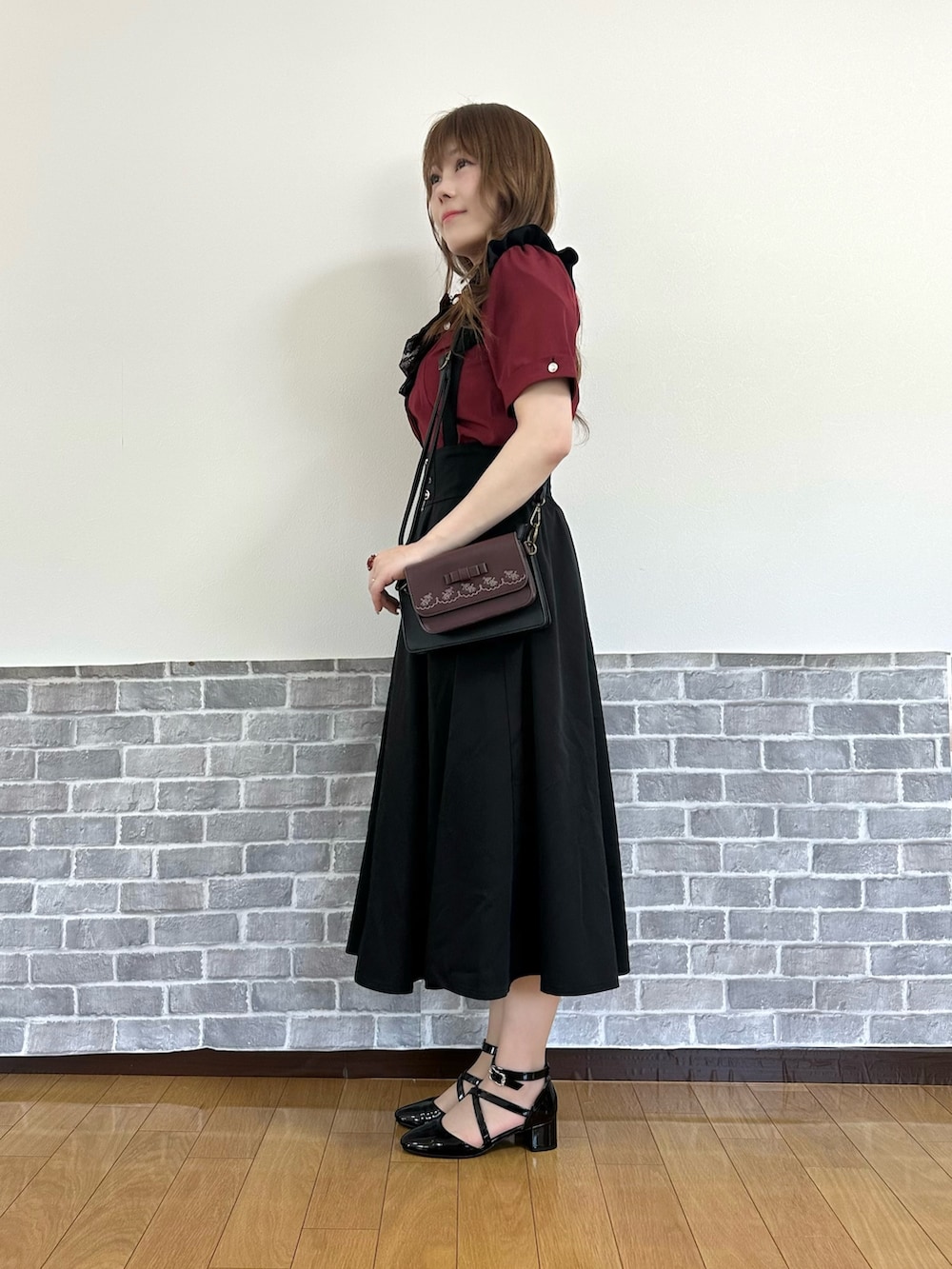 「赤×黒、シャツ、ブラウス、クラシカル、フェミニン、ショルダーバッグ、お出かけコーデ、axes femme」｜「axes femmeのフリルジャボ付配色ラインブラウス（シャツ/ブラウス、レッド系）」を使った、まりさん（レディース・157cm）の春コーディネートの3枚目の写真