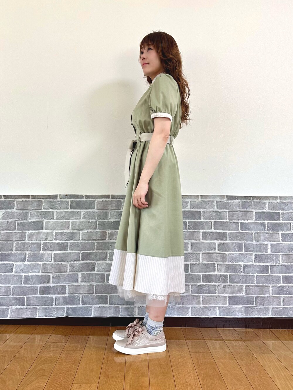 「ワンピース、ワンピース×スニーカー、グリーン、グリーンコーデ、フェミニン、フェミニン×カジュアル、スニーカー、スニーカーコーデ、やっぱり帽子が好き、axes femme、休日スタイル、リボン」｜「axes femmeの総レースキャスケット（キャスケット、ホワイト系）」を使った、まりさん（レディース・157cm）の春コーディネートの3枚目の写真