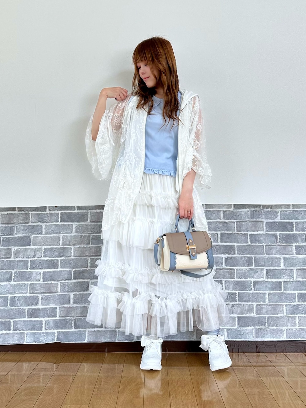 「チュールスカート、フリルスカート、ロングスカート、ロングパーカー、パーカー、レース、スニーカー、水色、axes femme、axes femme POETIQUE、カジュアルガーリー、スニーカーコーデ」｜「axes femmeのパール付薔薇刺繍ノースリブラウス（シャツ/ブラウス、ブルー系）」を使った、まりさん（レディース・157cm）の春コーディネートの2枚目の写真