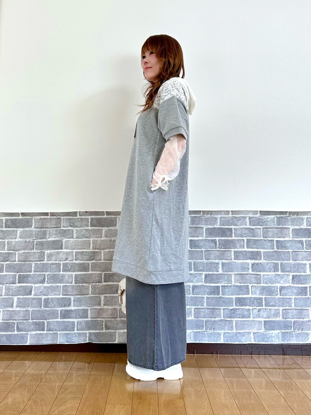 「カジュアル、カジュアルコーデ、パーカーワンピース、ゆったり、ゆったりコーデ、デニムパンツ、デニム、レイヤードスタイル、スニーカー、axes femme、axes femme POETIQUE、トレンド、パンツコーデ」｜「axes femme POETIQUEのサテンリボンスニーカー（スニーカー、ホワイト系）」を使った、まりさん（レディース・157cm）の春コーディネートの3枚目の写真