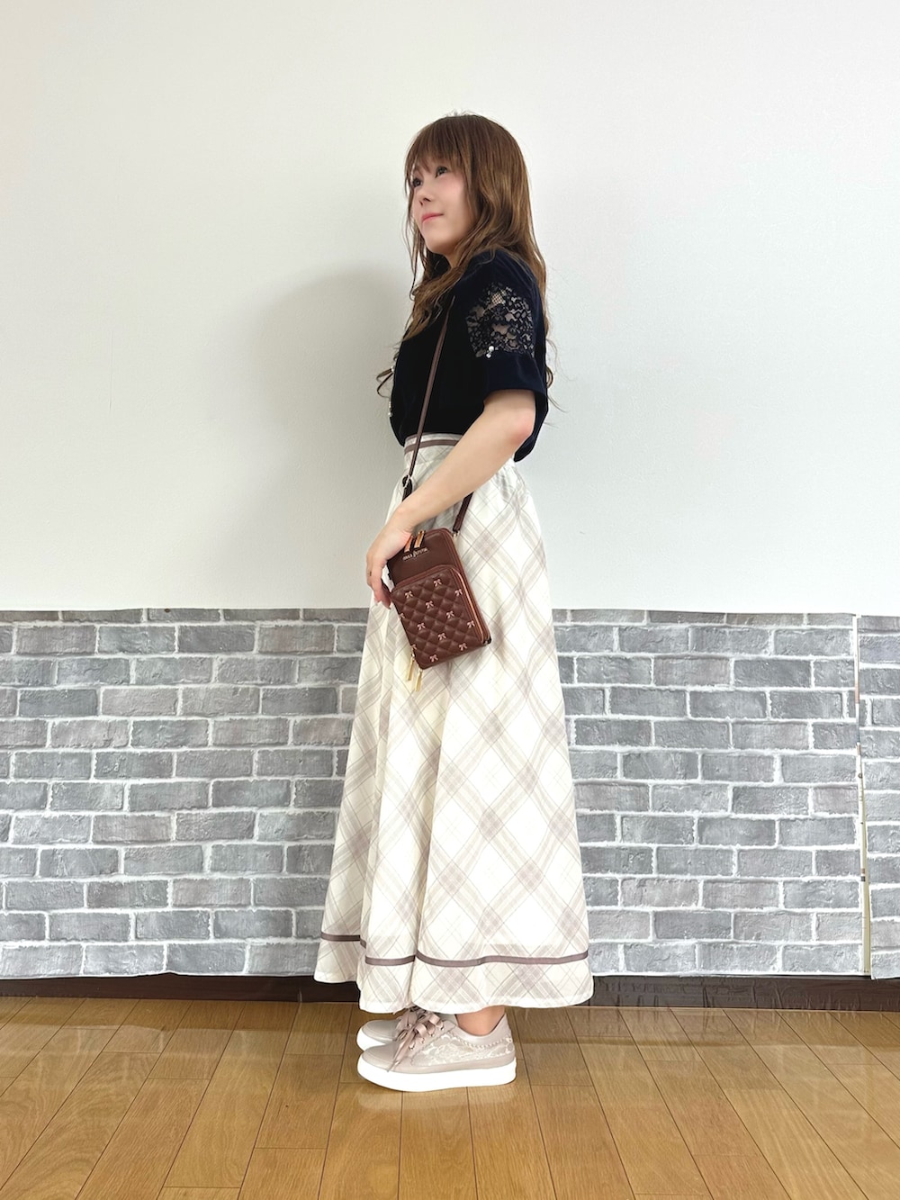 「ショルダーバッグ、大人カジュアル、スニーカー、お出かけコーデ、プチプラ、フェミニン、ママファッション、axes femme、大人かわいい、キレイめ、チェック、夏」｜「axes femmeの総レースキャスケット（キャスケット、ホワイト系）」を使った、まりさん（レディース・157cm）の春コーディネートの2枚目の写真