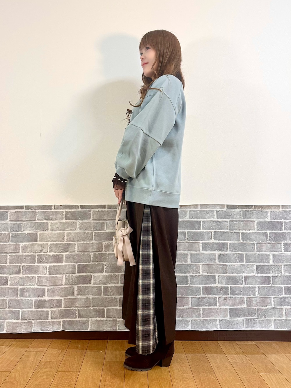 ブラウン系のTシャツ/カットソー、グリーン系のTシャツ/カットソー、グリーン系のマウンテンパーカーを着用したレディースの秋コーディネートの3枚目の写真