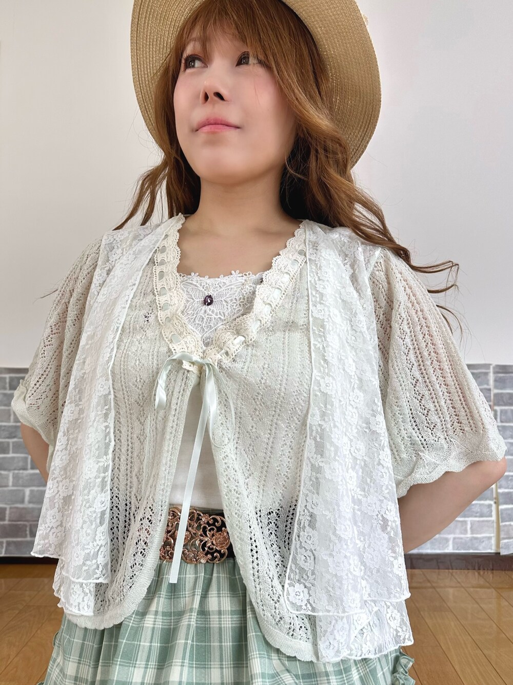 「夏コーデ、フェミニン、カーディガン、サマーニット、ロングスカート、チェック、チェックスカート、サンダル、やっぱり帽子が好き、お出かけコーデ、リボン、デートコーデ、淡色コーデ、axes femme、axes femme POETIQUE」|「axes femmeのレースリボンフリルカンカン帽(ハット、ホワイト系)」を使った、まりさん(レディース・157cm)の春コーディネートの6枚目の写真