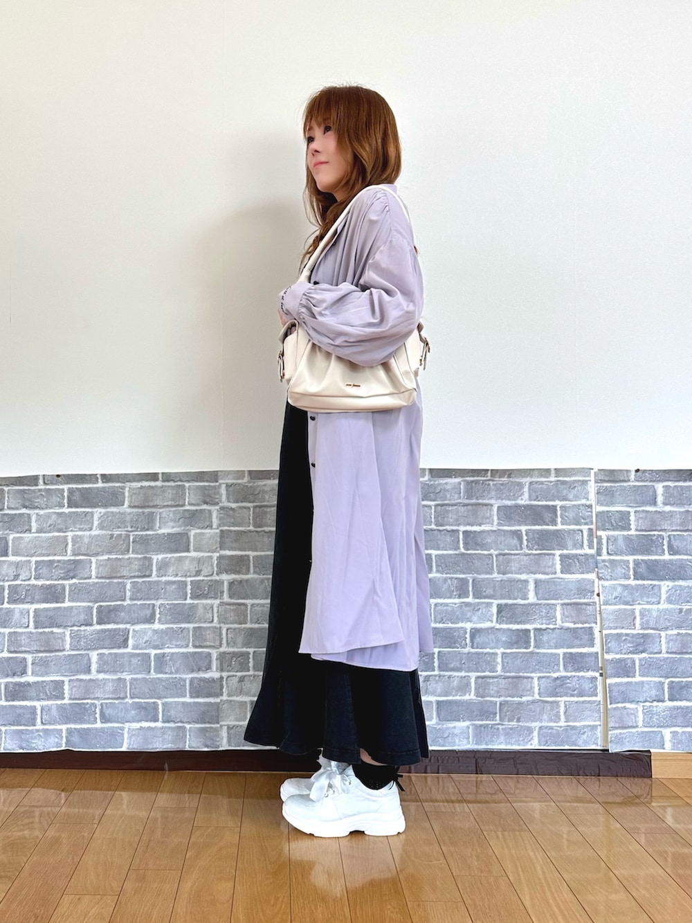 「リラックス、リラックススタイル、カジュアル、ママコーデ、スニーカー、白スニーカー、シャツワンピ、タンクトップ、シャツスタイル、休日スタイル、axes femme、axes femme POETIQUE、ゆるコーデ、ラクチンコーデ、大人コーデ」｜「axes femmeの切替スエットマーメイドスカート（スカート、ブラック系）」を使った、まりさん（レディース・157cm）の春コーディネートの3枚目の写真