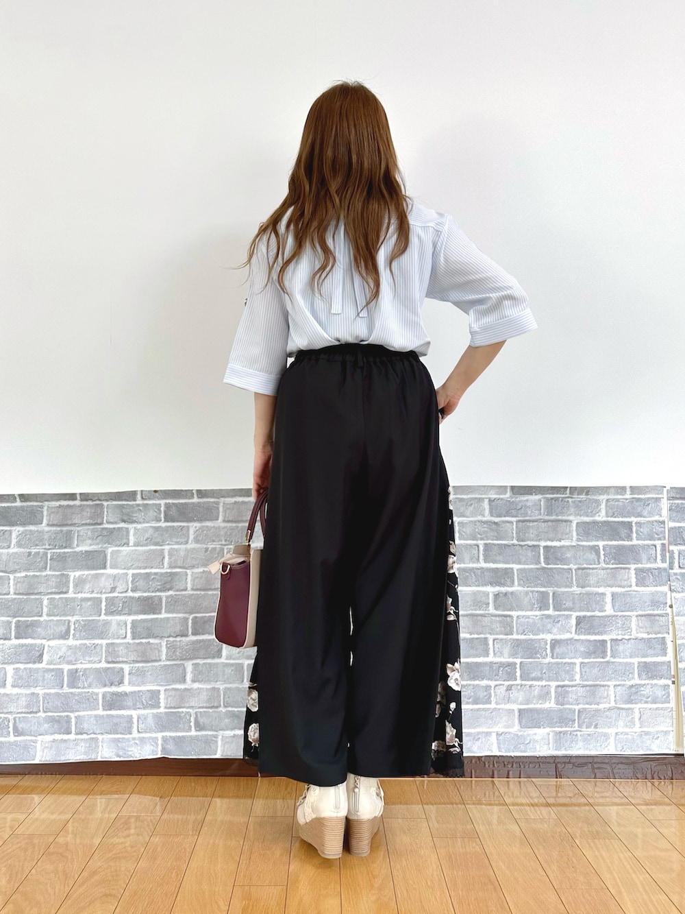 「きれいめカジュアル、パンツスタイル、ワイドパンツ、ママファッション、オフィスカジュアル、axes femme、パンツコーデ、お出かけコーデ、大人カジュアルコーデ、レディースファッション、シャツスタイル」｜「axes femmeの吸水速乾チュールレースタンク（タンクトップ、ブラック系）」を使った、まりさん（レディース・157cm）の夏コーディネートの4枚目の写真