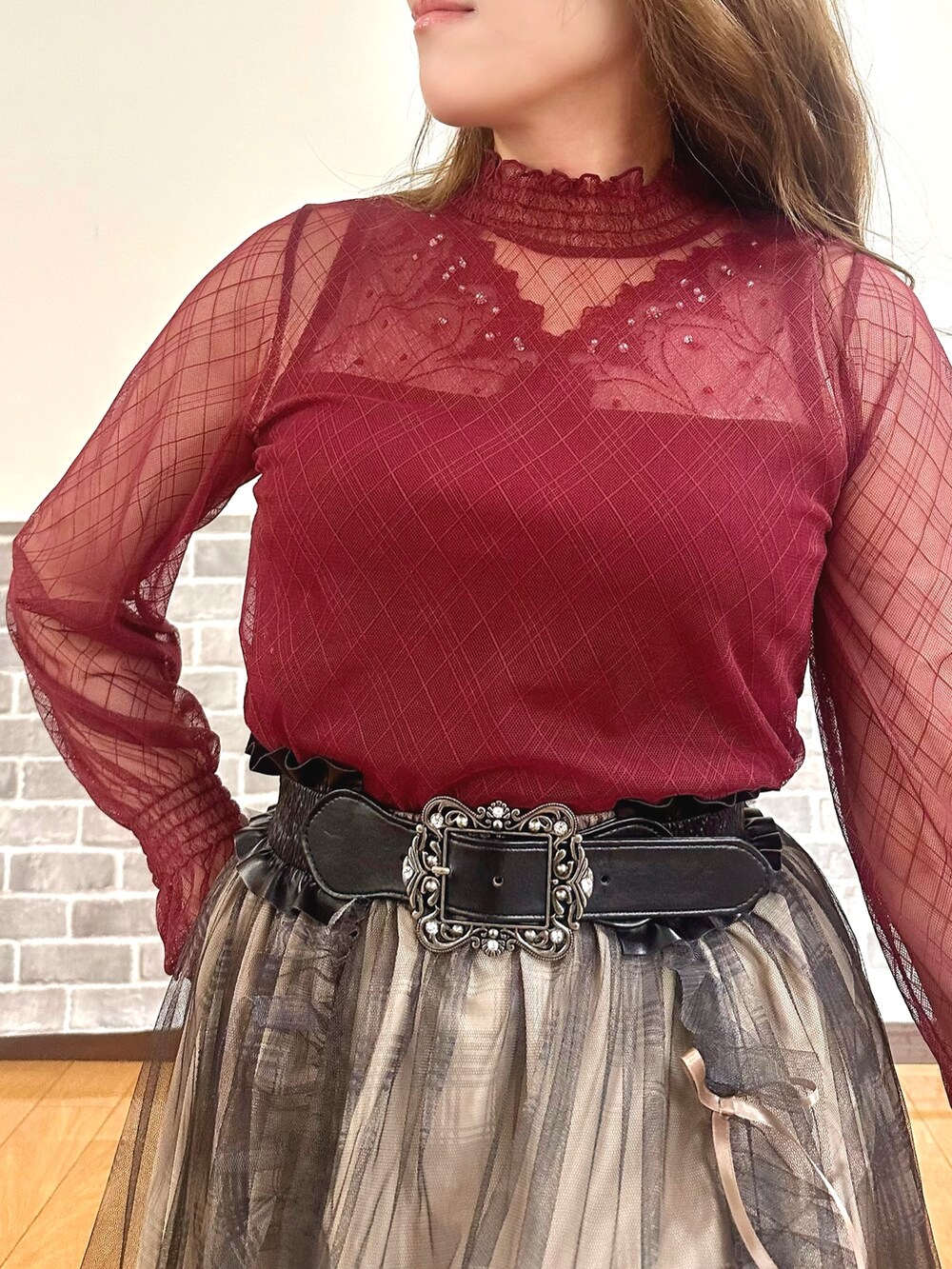 レッド系のTシャツ/カットソー、レッド系のタンクトップ、ベージュ系のスカートを着用したレディースの夏コーディネートの5枚目の写真