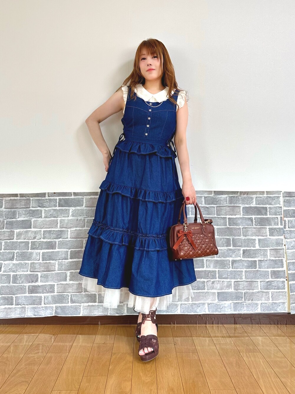 「フェミニン、ガーリー、デニム、お出かけコーデ、リボン、axes femme、大人ガーリー」｜「axes femmeのマイメロディ／ニットケープ（カーディガン/ボレロ、レッド系）」を使った、まりさん（レディース・157cm）の春コーディネートの7枚目の写真