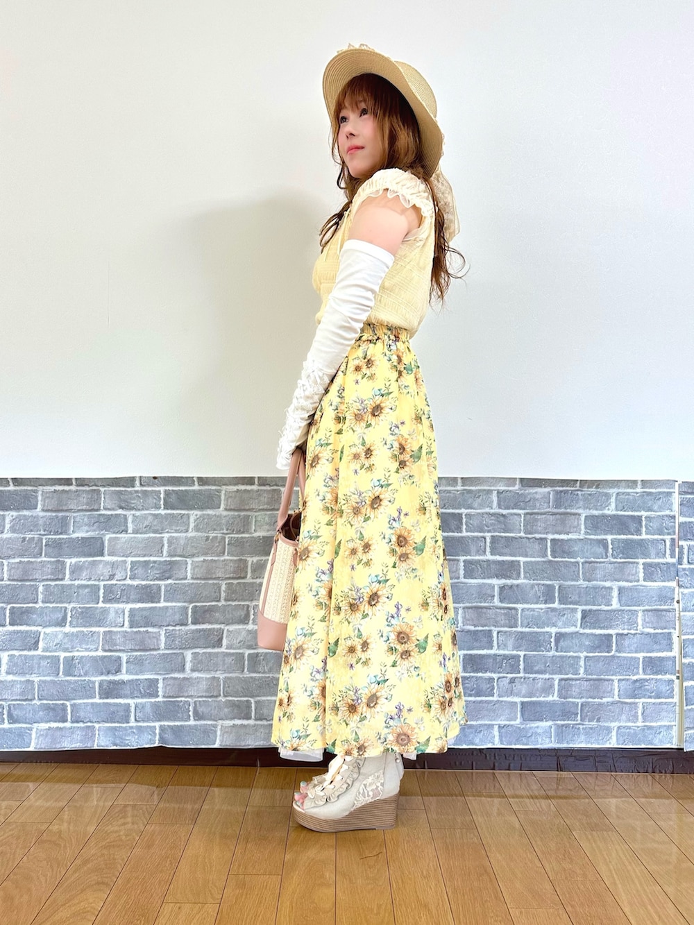 「イエロー、夏コーデ、キレイめ、フェミニン、デートコーデ、淡色コーデ、ロングスカート、厚底サンダル、axes femme、axes femme POETIQUE、大人ガーリー」｜「axes femmeのレースリボンフリルカンカン帽（ハット、ホワイト系）」を使った、まりさん（レディース・157cm）の夏コーディネートの3枚目の写真