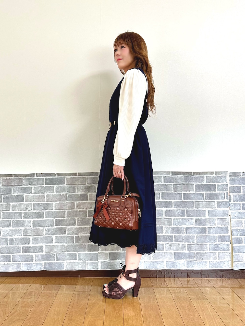 「通勤コーデ、キレイめ、ジャンパースカート、サンダル、ワンピース、axes femme、フェミニンコーデ、ボストンバッグ」｜「axes femmeのレース襟ビスチェ切替プルオーバー（Tシャツ/カットソー、ホワイト系）」を使った、まりさん（レディース・157cm）の夏コーディネートの3枚目の写真