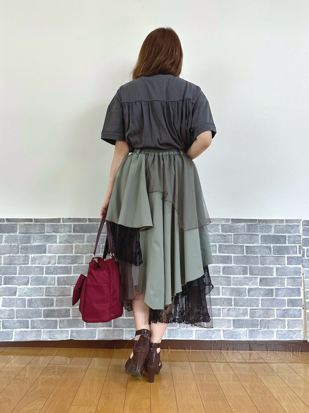 「イレヘムスカート、Tシャツ、アースカラー、トートバッグ、トレンド、チュール、フリル、夏コーデ、サンダル、axes femme」｜「axes femmeの吸水速乾フラワーレースタンク（タンクトップ、ホワイト系）」を使った、まりさん（レディース・157cm）の夏コーディネートの4枚目の写真