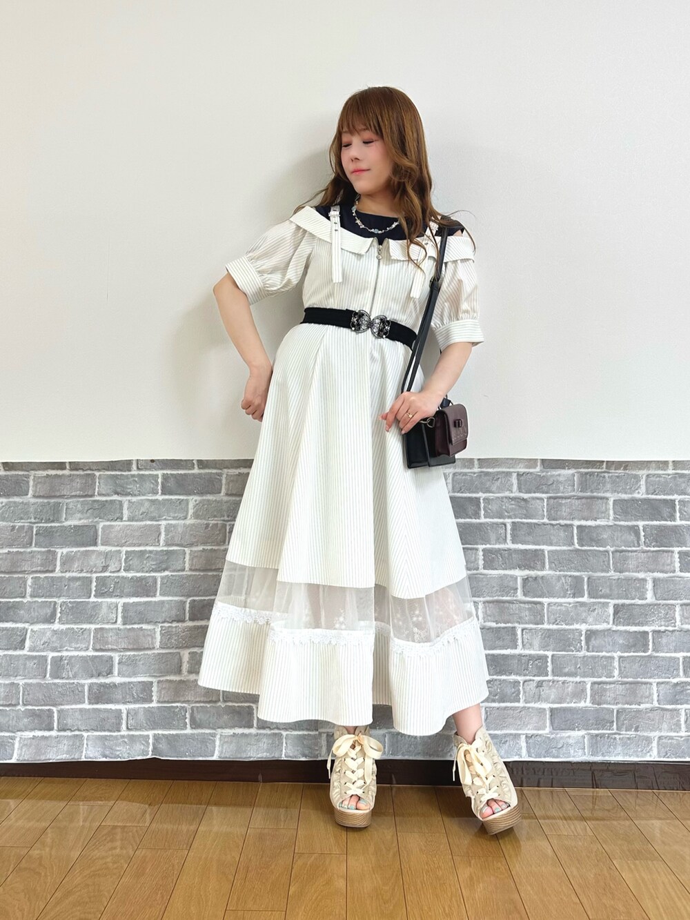 「フェミニン、キレイめ、白、夏、夏コーデ、ショルダーバッグ、サンダル、お出かけコーデ、デートコーデ、ワンピース、厚底サンダル、axes femme、大人女子」|「axes femmeの裾フリルノースリーブブラウス(シャツ/ブラウス、ブルー系)」を使った、まりさん(レディース・157cm)の春コーディネートの7枚目の写真