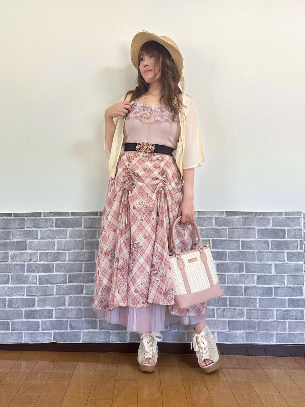 「フェミニンコーデ、フェミニン、ピンク、ピンクコーデ、レイヤードスタイル、キャミソール、シアー、淡色コーデ、お出かけコーデ、サンダル、リボン、axes femme、デートコーデ、axes femme POETIQUE、オトナカワイイ」|「axes femmeのレースリボンフリルカンカン帽(ハット、ホワイト系)」を使った、まりさん(レディース・157cm)の春コーディネートの2枚目の写真