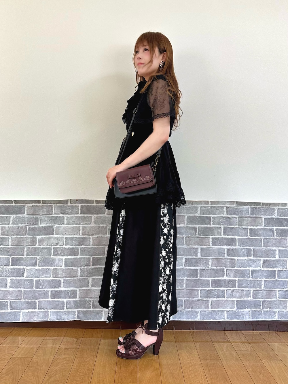 「キレイめ、きれいめカジュアル、モノトーン、オトナ女子、大人コーデ、ロングスカート、axes femme、フェミニンコーデ、黒コーデ、黒」|「axes femmeの紫陽花モチーフイヤリング(イヤリング、ゴールド系)」を使った、まりさん(レディース・157cm)の夏コーディネートの3枚目の写真