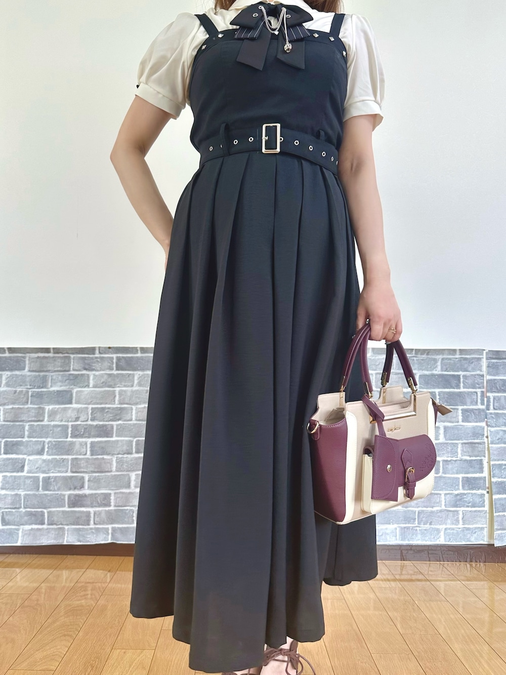 「モノトーン、モノトーンコーデ、モード、ワンピース、サンダル、お出かけコーデ、axes femme、キレイめカジュアル」｜「axes femmeのハトメ×チェーン付リボンブラウス（シャツ/ブラウス、ホワイト系）」を使った、まりさん（レディース・157cm）の夏コーディネートの5枚目の写真