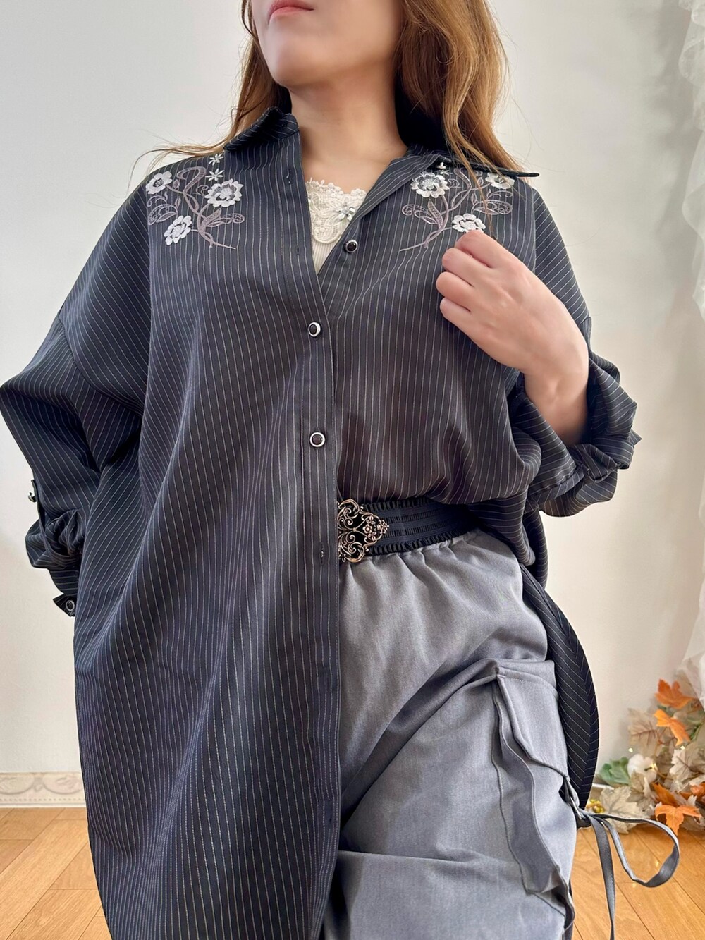 グレー系のシャツ/ブラウス、ホワイト系のタンクトップ、グレー系のその他パンツを着用したレディースの秋コーディネートの5枚目の写真