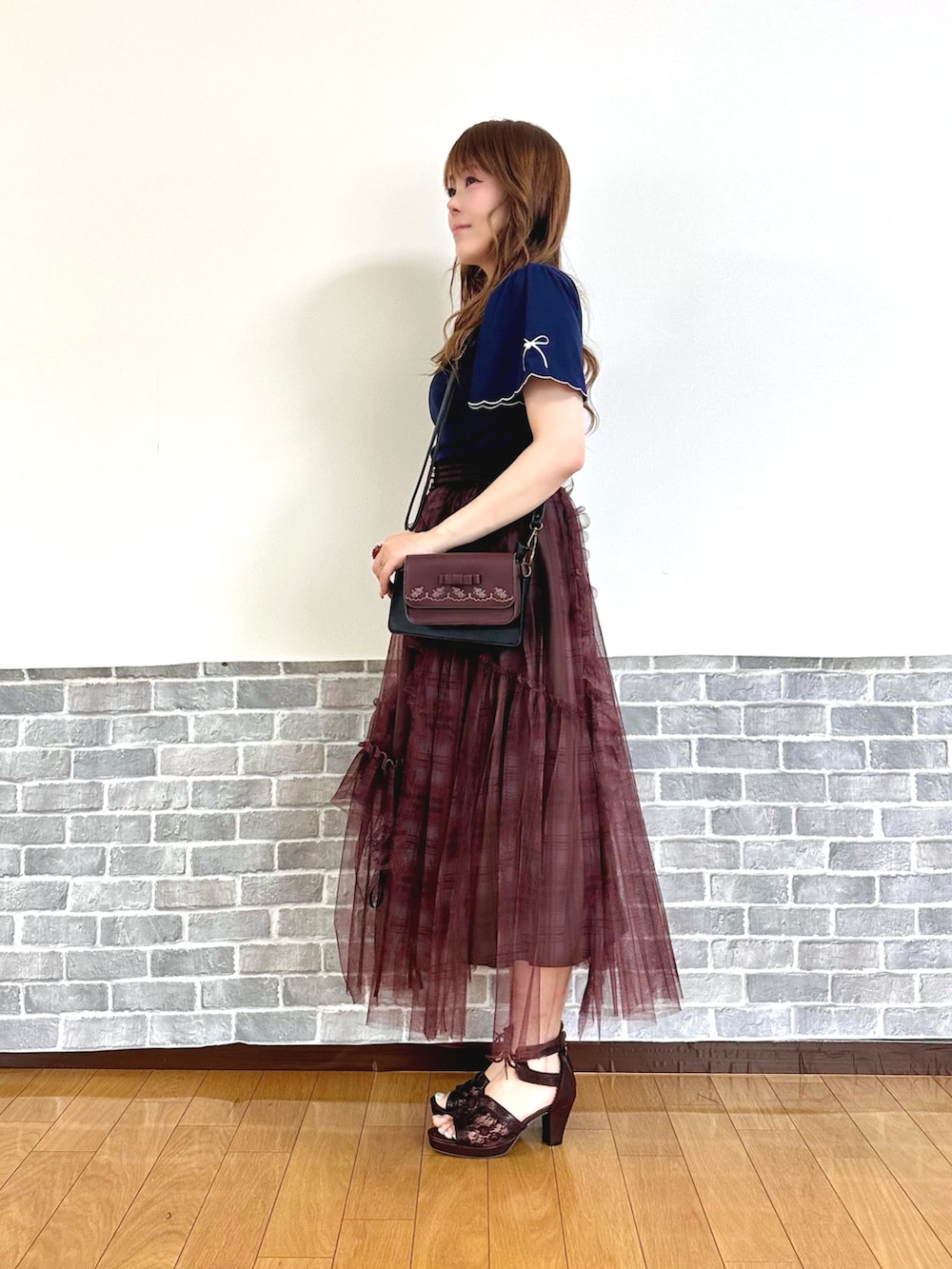 「きれいめカジュアル、Tシャツ、フェミニン、チェック、チェックスカート、チュールスカート、夏コーデ、サンダル、axes femme、オトナガーリー、axes femme POETIQUE」|「axes femmeのリボン×スカラップ刺繍プルオーバー(Tシャツ/カットソー、ブルー系)」を使った、まりさん(レディース・157cm)の夏コーディネートの3枚目の写真