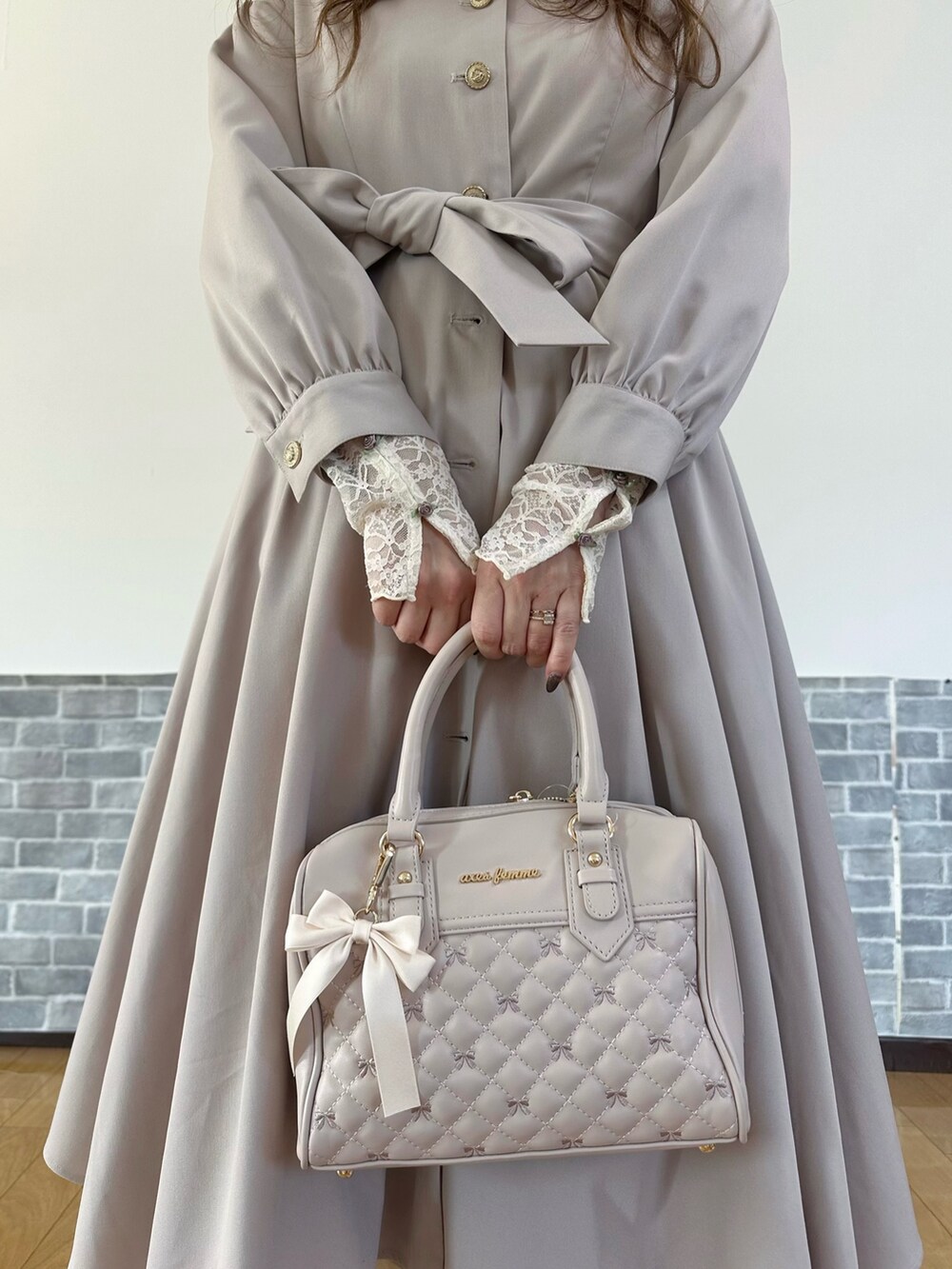 「春コーデ、淡色コーデ、トレンチコート、デートコーデ、お出かけコーデ、axes femme、シアートップス、フェミニン、レーストップス、チュールスカート、ティアードスカート」｜「axes femmeのバックフリルトレンチコート（トレンチコート、ピンク系）」を使った、まりさん（骨格ウェーブ・レディース・157cm）の春コーディネートの4枚目の写真