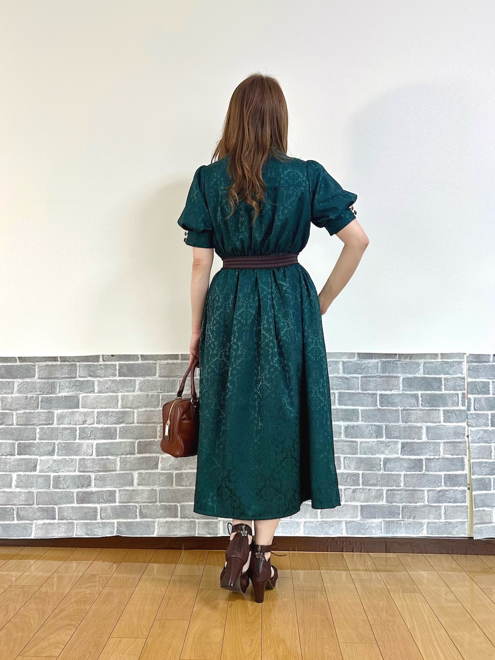 「クラシカル、レトロ、ワンピース、お出かけコーデ、ショルダーバッグ、axes femme、axes femme POETIQUE、オケージョン、ボストンバッグ」｜「axes femmeのスクエアネックジャカードワンピース（ワンピース、ブルー系）」を使った、まりさん（レディース・157cm）の春コーディネートの4枚目の写真