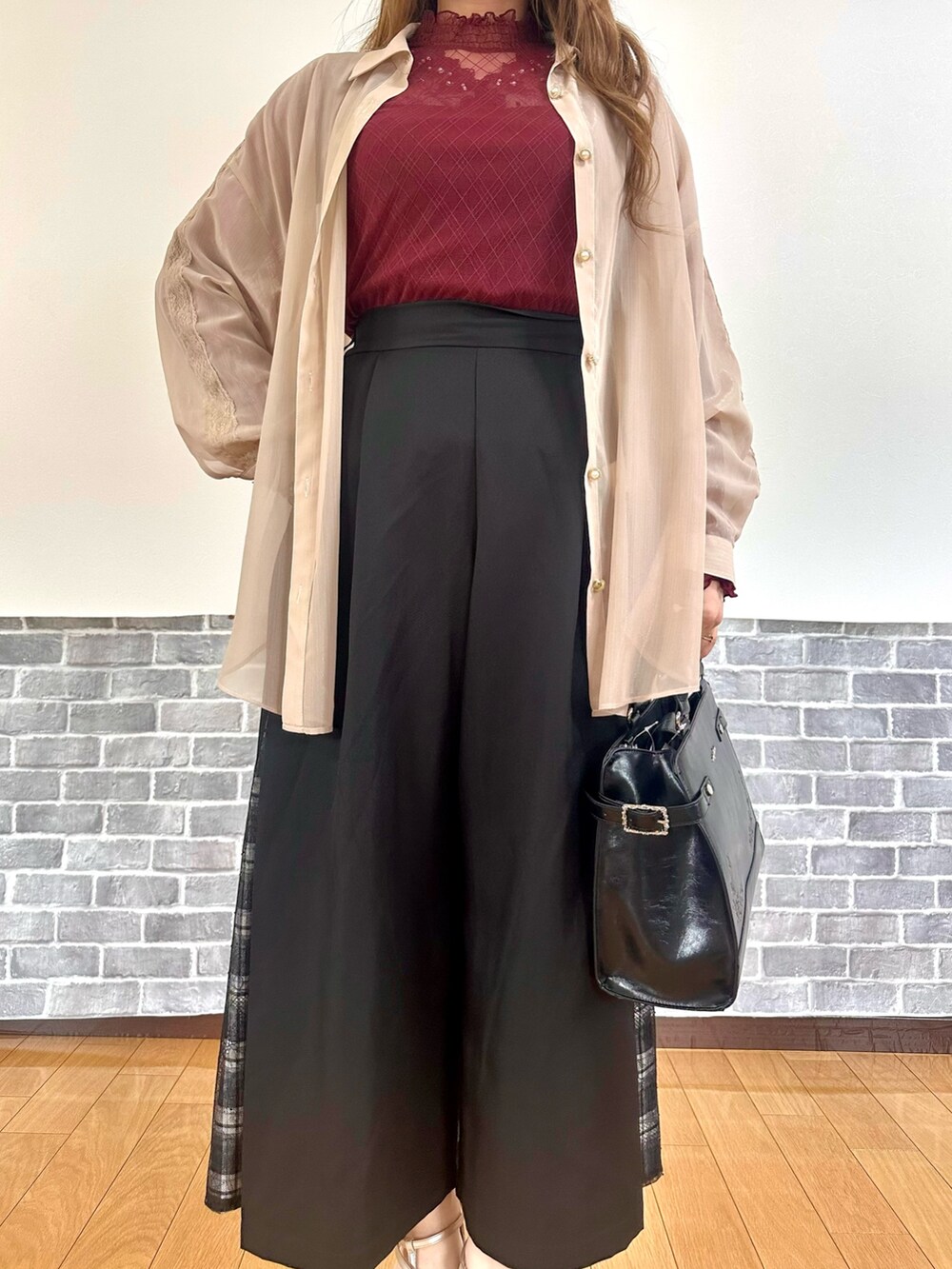 ブラウン系のシャツ/ブラウス、レッド系のTシャツ/カットソー、レッド系のタンクトップを着用したレディースの秋コーディネートの4枚目の写真