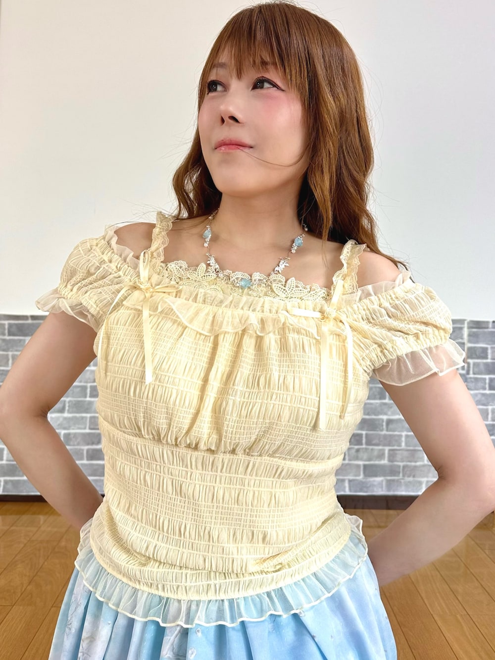 「フェミニン、夏コーデ、デートコーデ、淡色コーデ、ロングスカート、厚底サンダル、axes femme、オトナ女子、フリルトップス」|「axes femmeのオーロラローズネックレス(ネックレス、シルバー系)」を使った、まりさん(レディース・157cm)の夏コーディネートの5枚目の写真